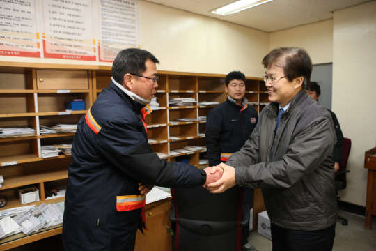 최양희 장관이 7일 강원도 홍천군 양덕원우체국을 방문해 집배원들을 격려하고 있다.     미래부 제공